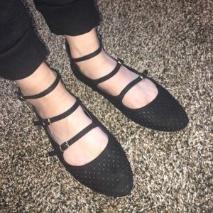 REPORT | Cross Buckle Pointed Toe Flats Black